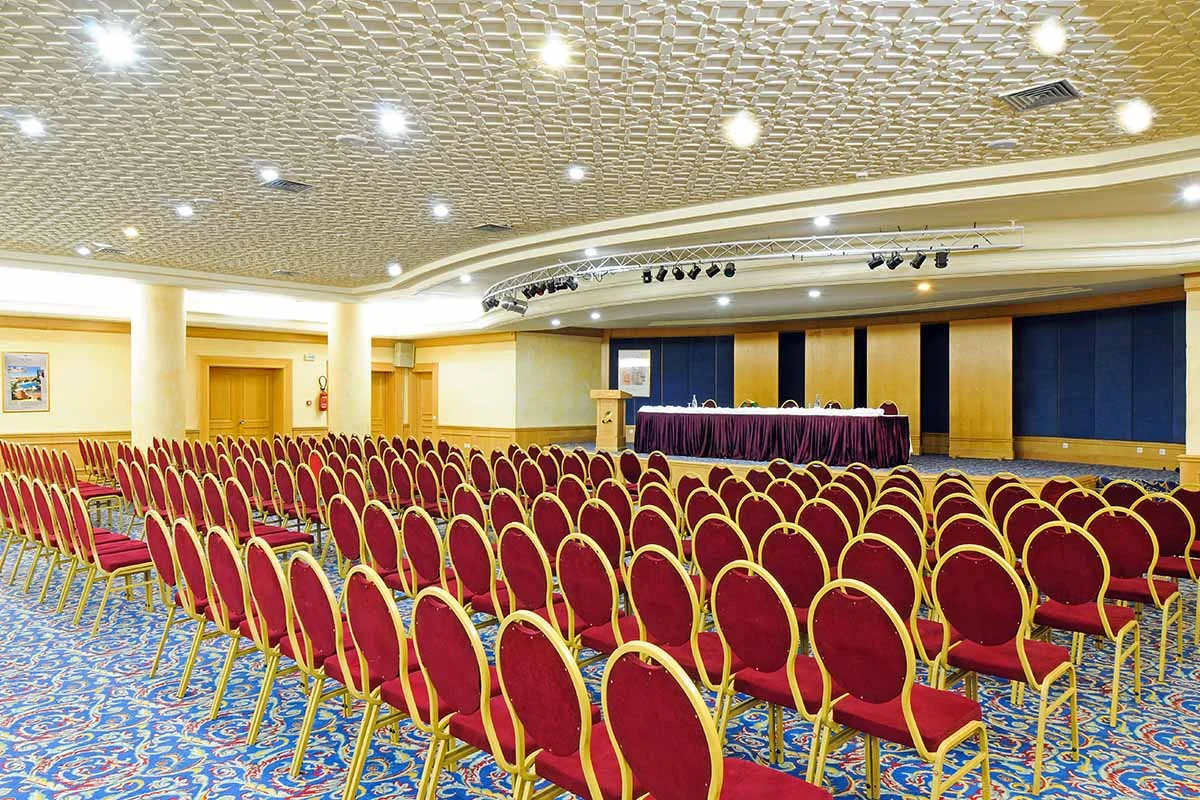 Rows of seats and a stage in a Méhari Hammamet congress room